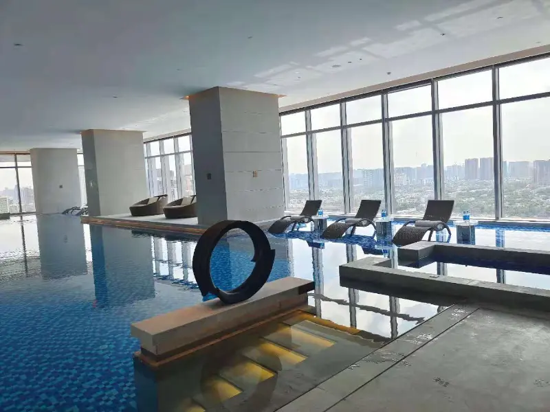 Blueway igerilekuaren bero-ponpa eta aire girotuaren sistemak urte osoan zehar erosotasuna bermatzen du Chengdu Bay Hotel Sky Infinity Pool-en